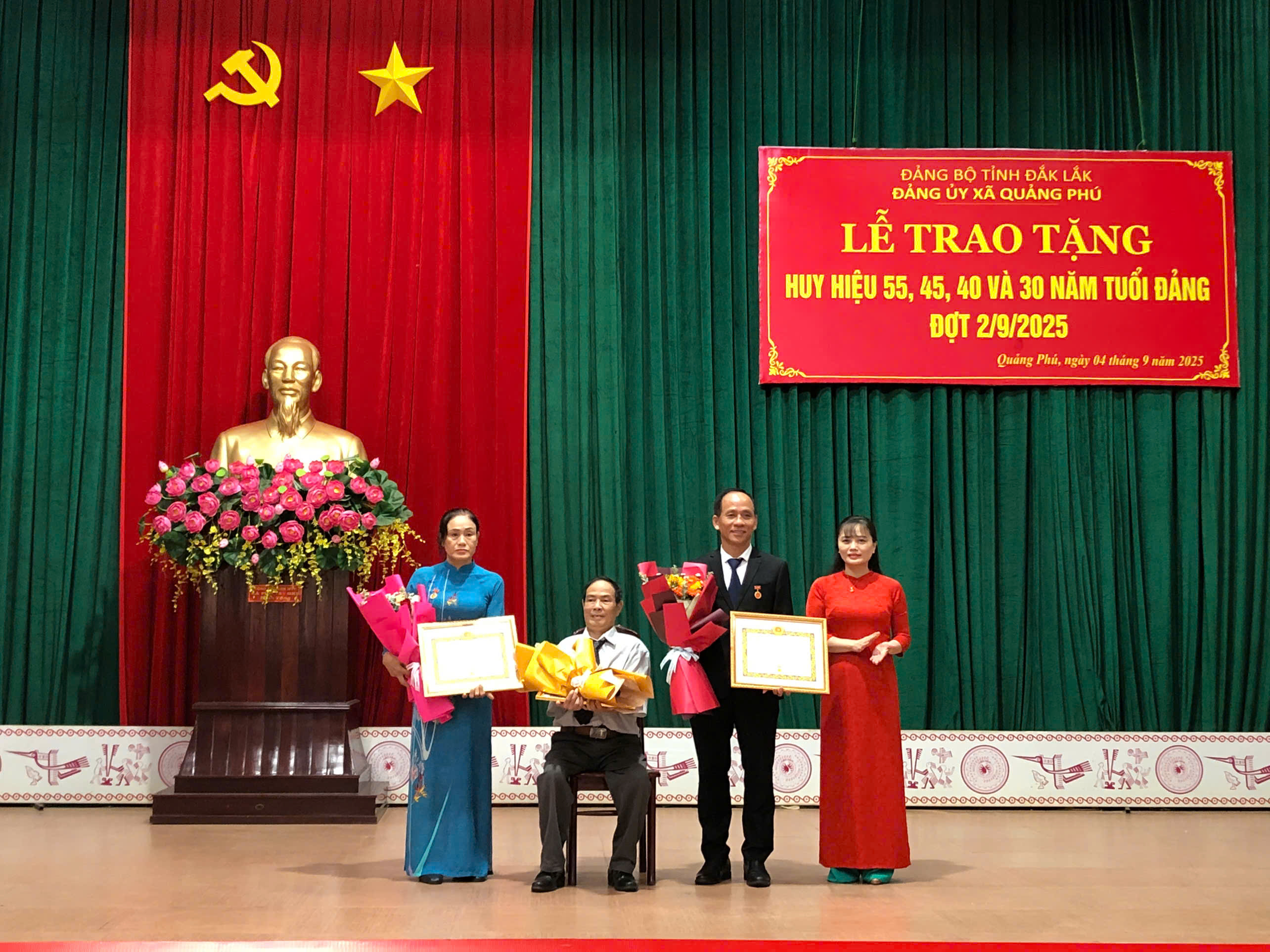 Trưởng ban xây dựng Đảng trao huy hiệu 30 năm tuổi Đảng